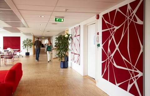 akustikmoduler i rød og hvid filt hos Tryg Oslo (3)